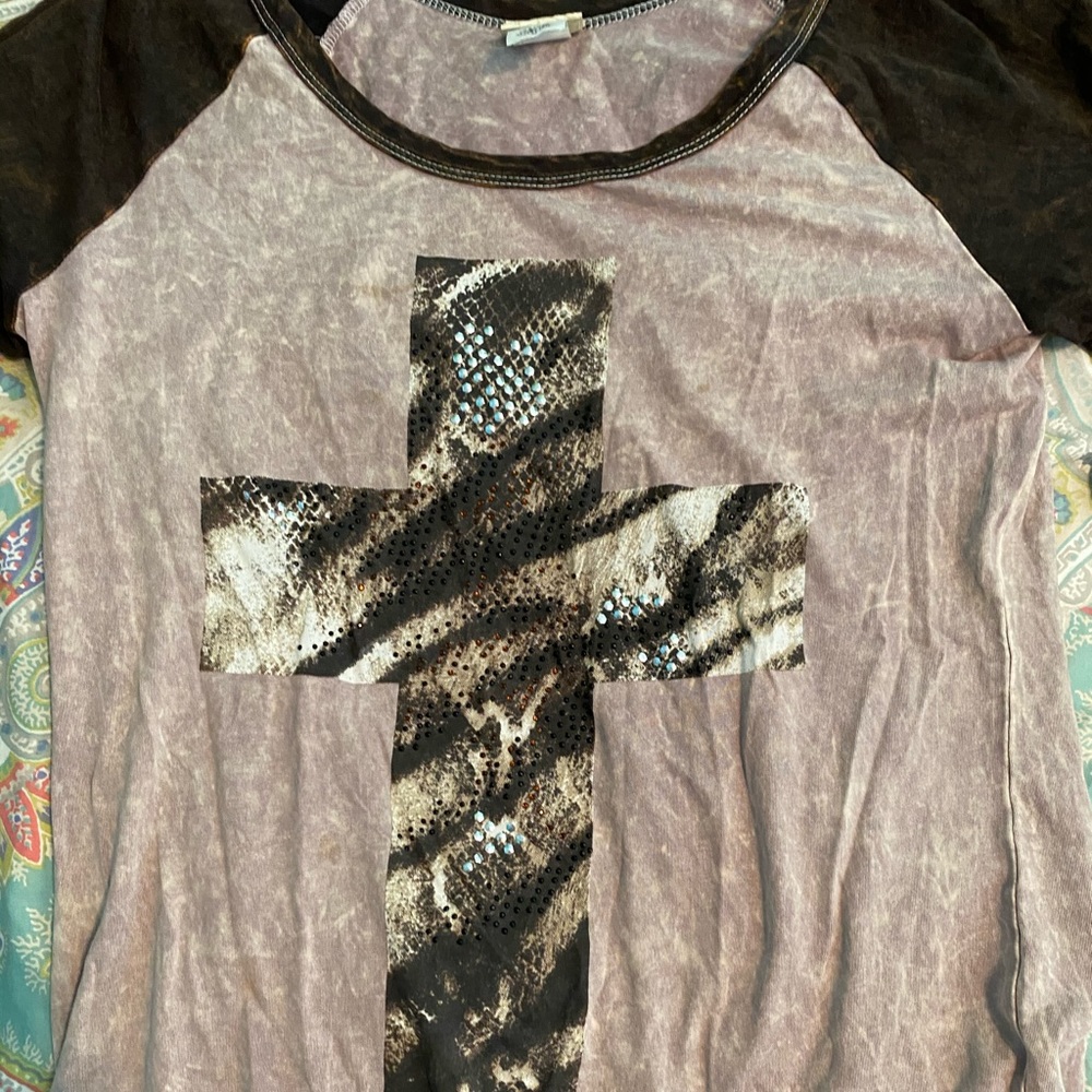 Mid-Sleeve cross shirt from Buckle